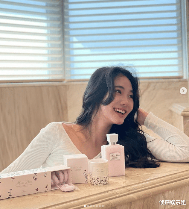 许韶恩|小S二女儿晒自拍照,14岁许韶恩妆发成熟,露齿笑漂亮迷人星范足