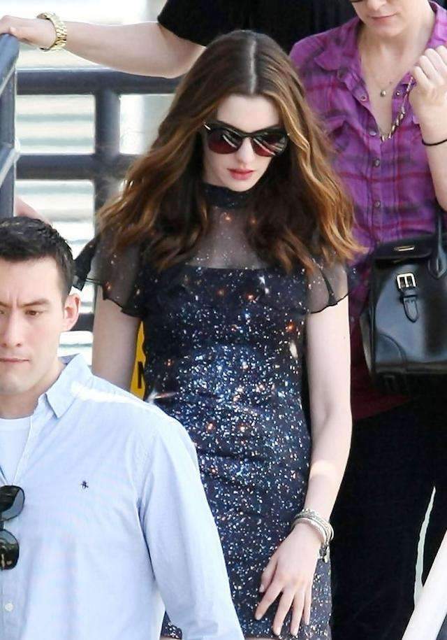 辣妈|安妮·海瑟薇一家海外度假！辣妈遛娃打扮超靓，小儿子呆萌惹人爱