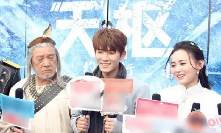 江铠同|江铠同直播带货被“挤痘痘”刷屏，与陈翔的梗她算是再无法摆脱了