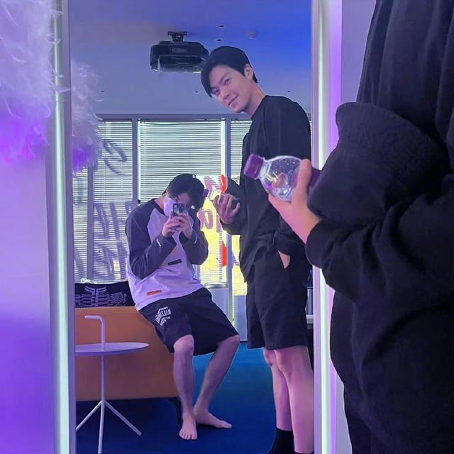 金宇彬|《学校2013》售后！李钟硕晒与金宇彬健身后合照