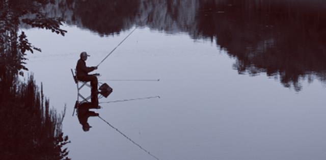 |男子为戒钓鱼瘾，直接蹲在岸边烧掉全部渔具，网友：出不了坑啦