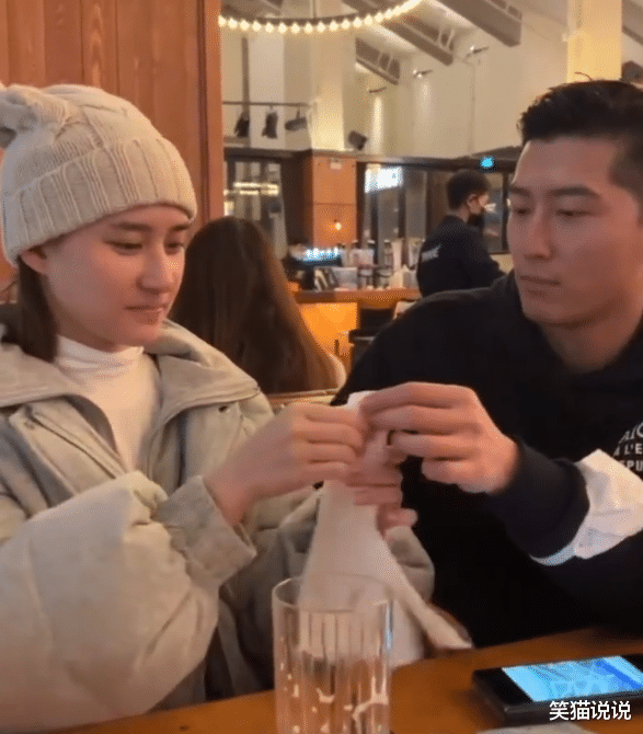 何超莲|何超莲晒与男友互逗视频好有爱,窦骁眼神很温柔,网友直呼太甜了!