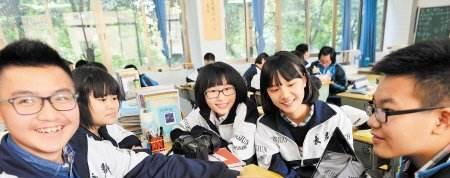 教师 高校女教师因颜值火了，精致红唇显得更吸晴，学生积极性明显提高