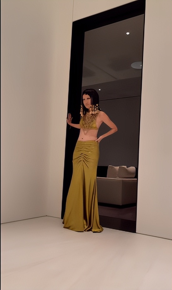 万圣节|73岁的王薇薇太不服老了!黄金胸衣外穿太豪放,配黄金裙秀少女感