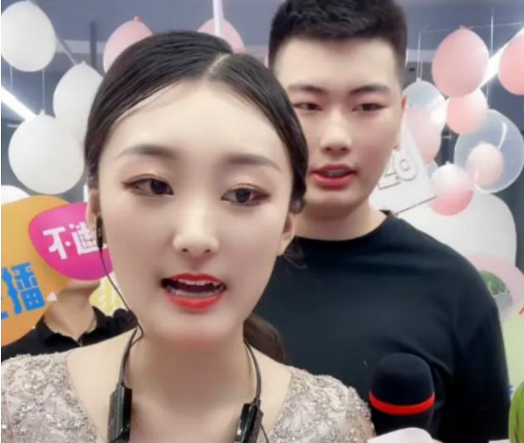 朱之文|带着未婚妻买手机,手搭肩膀显亲昵,朱之文儿子二婚成熟了