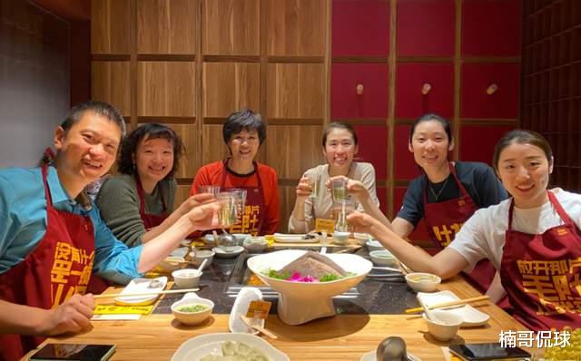 郎平|61岁郎平与女儿罕见同框！31岁女儿显成熟，放弃排球在华尔街打拼
