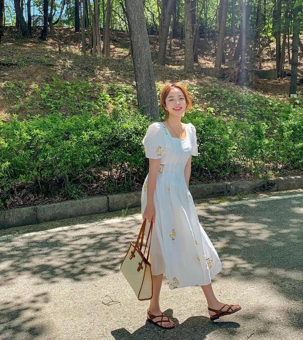 连衣裙 这条连衣裙是这个夏季的时尚，既显瘦又有气质