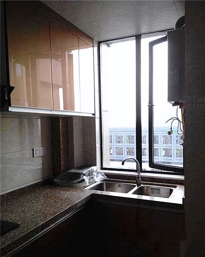 开着油烟机能不能“开窗”?原来我们一直都在做错,难怪厨房又油又腻