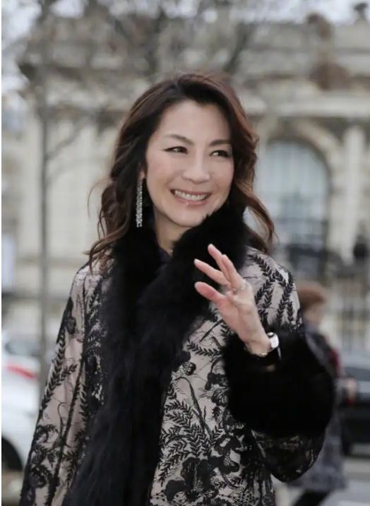 杨紫琼|洛杉矶偶遇杨紫琼,穿搭时尚被赞有气质,皮肤紧致看不出年龄