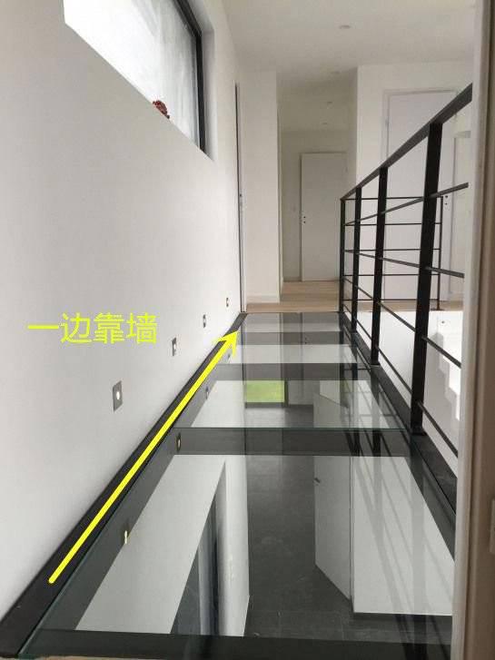 胆子真肥,在5米层高阁楼顶部做悬空玻璃走道,好没安全感!