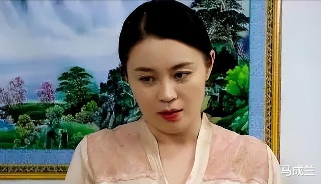 关婷娜|赵本山“御用老伴”关婷娜，在豪宅内养羊驼，穿低领睡衣秀事业线