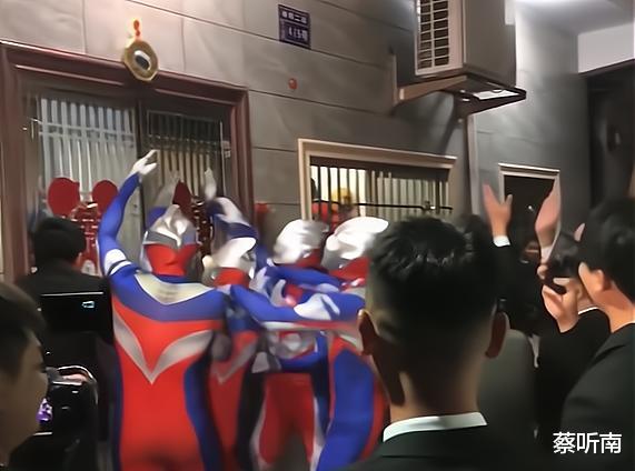 |广东接亲现场伴郎扮成奥特曼来接亲，“群魔狂舞”更是让网友笑喷