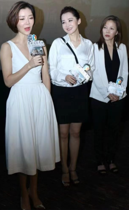 许晴|许晴太耐老，穿白衬衫与车晓同台比美，明明大13看起来像同龄人