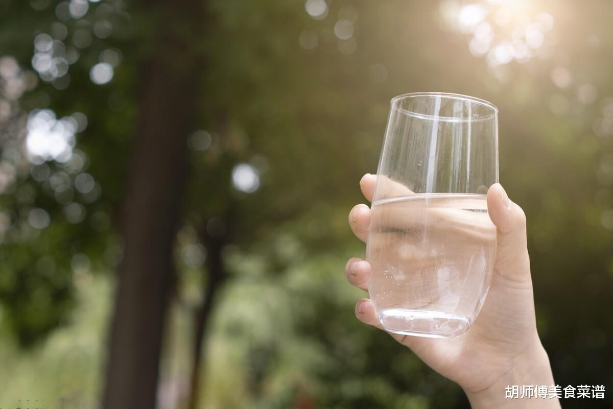 空腹|早上空腹喝水,比不吃早餐的危害还大?现在终于有正确的答案了
