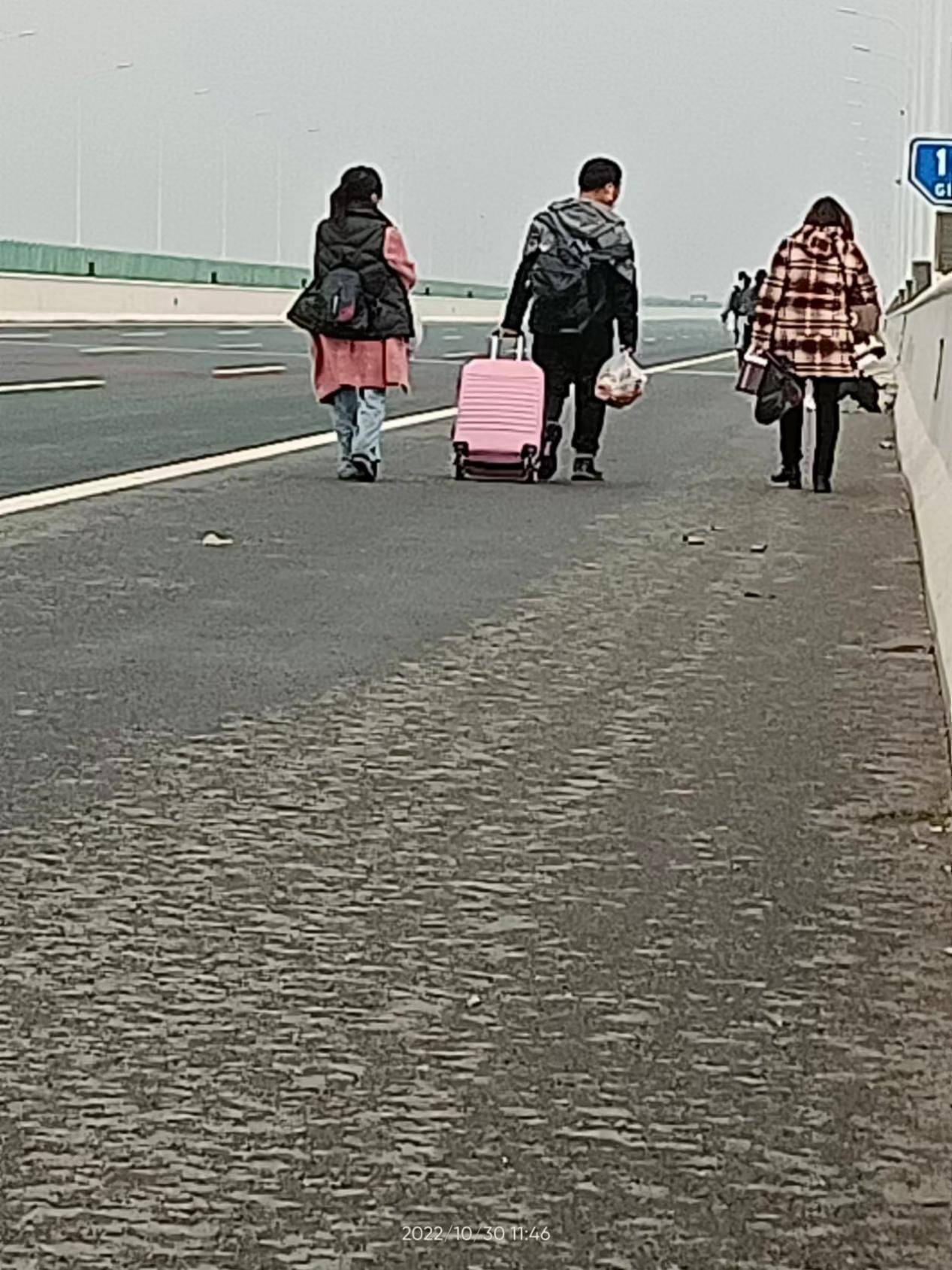 19岁女孩从富士康走16小时回家:脚磨出泡