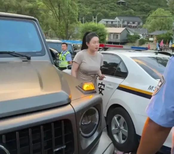 关婷娜|40岁关婷娜新戏开机，开300万大G去往片场，身材耸立贼有大姐范儿