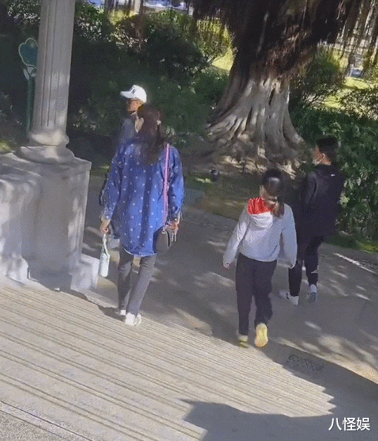 谢杏芳|林丹逛公园热情与网友打招呼，在老婆面前却是一副大男人做派