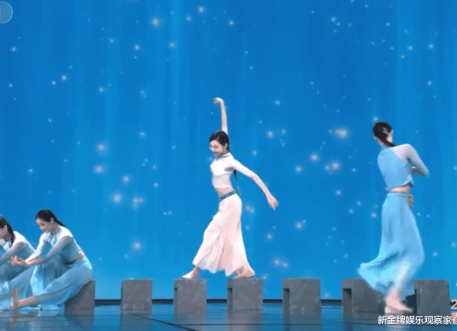 春晚|朱洁静不愧是首席,碇步桥暂居口碑第一,纤腰腹肌太抢镜