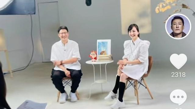 于震|47岁于震搂娇妻秀恩爱，女方衣着宽松孕味足