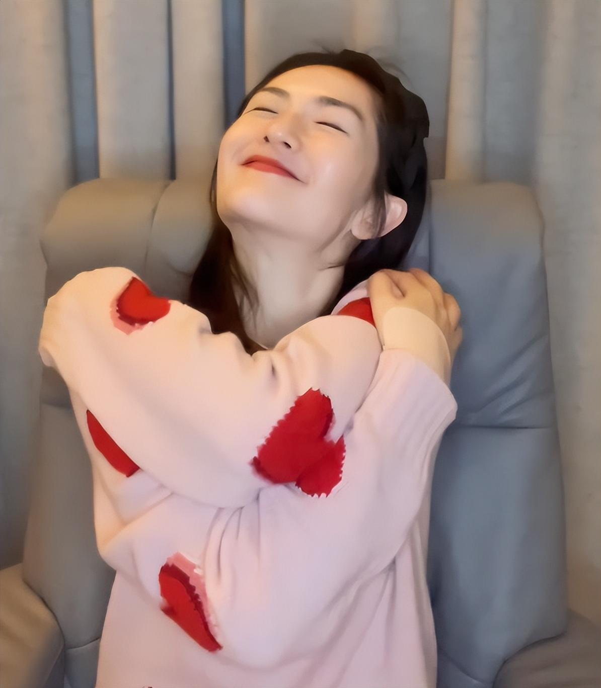 何炅|?曝何炅父亲去世,本人主持跨年晚会失控落泪,谢娜发视频隔空拥抱!