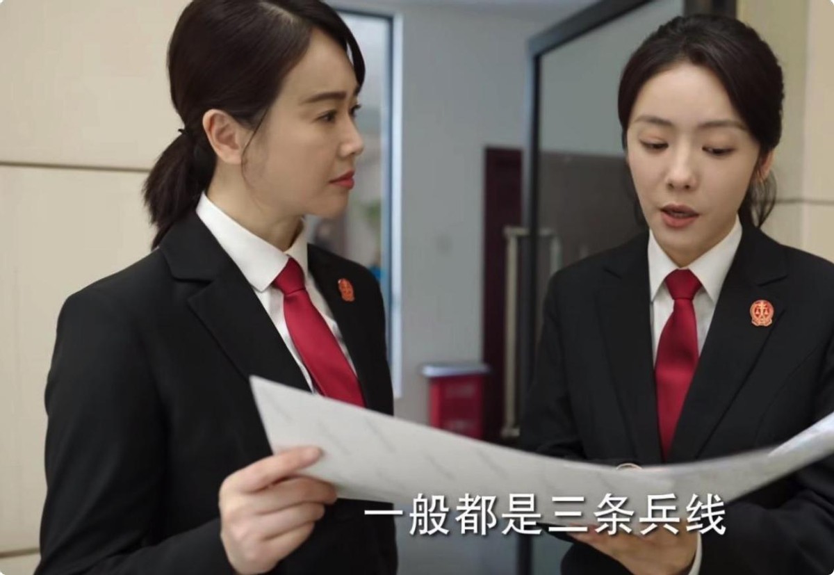 左小青|45岁左小青演女法官，皮肤白嫩、紧致似少女，粉唇配西装韵味十足