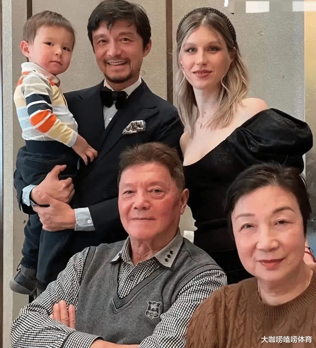谢晖|前国脚谢晖晒全家福：二婚外国老婆美艳动人，混血儿子长相随爸