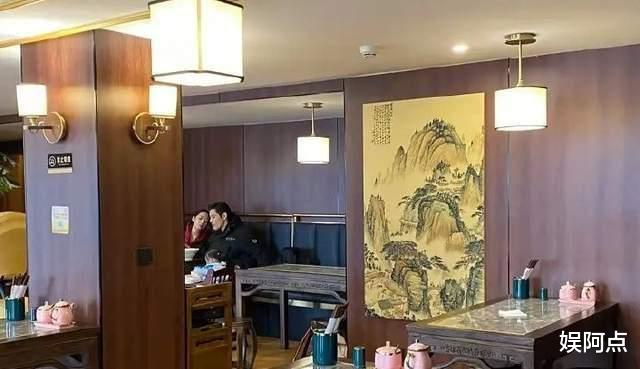 郭碧婷|向佐一家三口现身面馆，女儿可爱乖巧！郭碧婷合影时“孕味”足