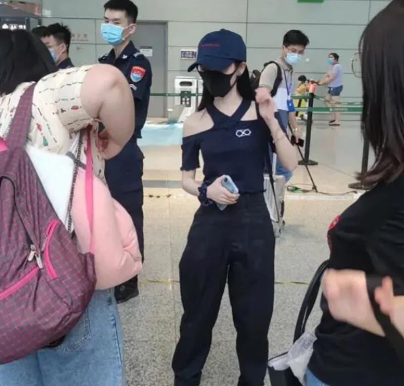 周冬雨|美艳的脸,小孩的身材?干瘪过瘦成为女星最大“灾难”