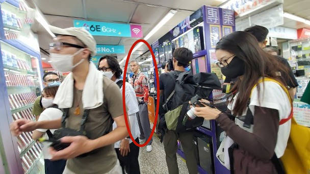 陈伟霆|张家辉现身片场！陈伟霆留白发目露凶光