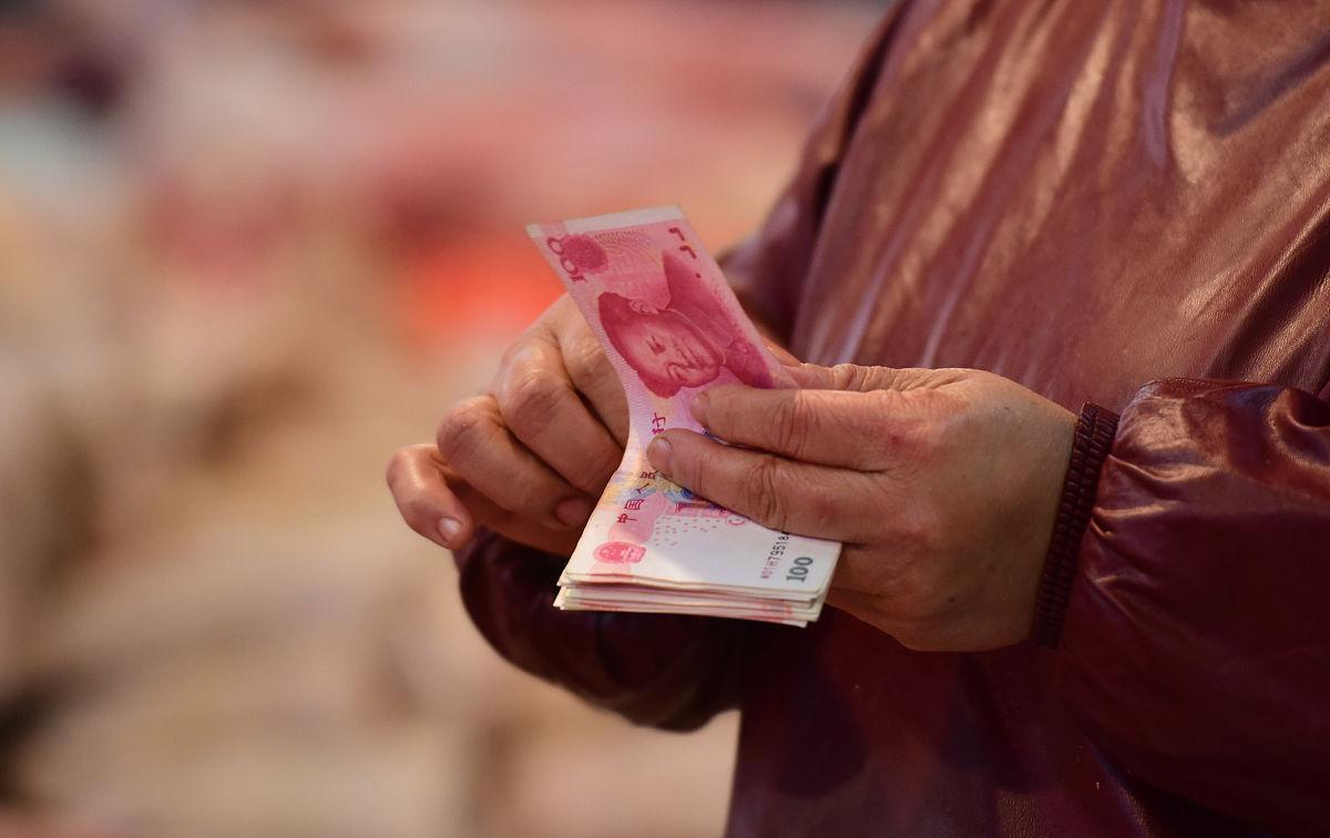 火车站有人拿200元现金要求给他微信转账200元,能转吗?