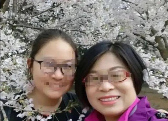 青岛15岁女孩勒死母亲藏尸行李箱,和尸体共度2天1夜后被捕