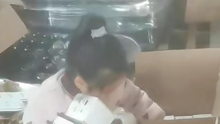七岁失明女孩连续三年放学后去工厂帮母亲干活走红