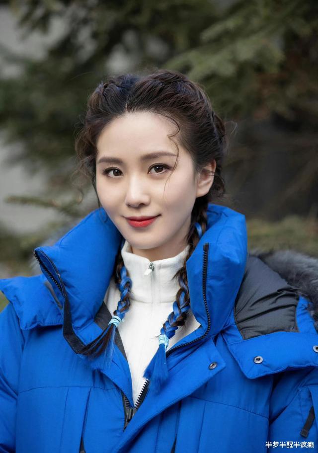 刘诗诗|刘诗诗才是国民女神,宝蓝色羽绒服时尚高级,配麻花辫美出新高