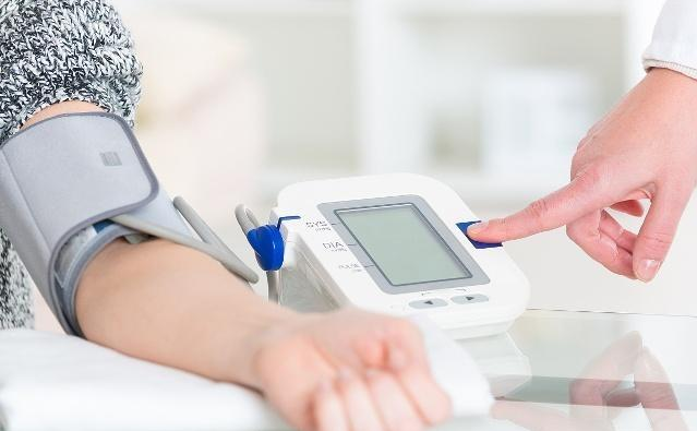 脑中风|高血压病人有这4个表现，说明脑中风盯上你了