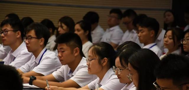 女士的法则|“袋鼠一族”正在兴起,父母夸赞儿女有出息,大学生或将愈演愈烈