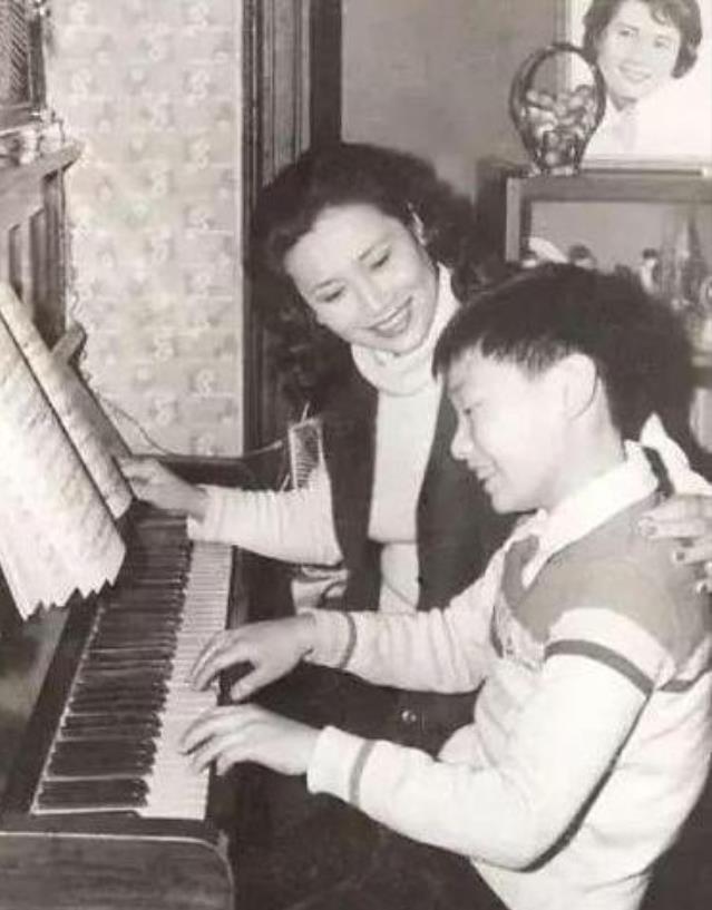 朱逢博|歌唱家朱逢博:30岁主动嫁给老师,85岁守着丈夫的骨灰生活了14年