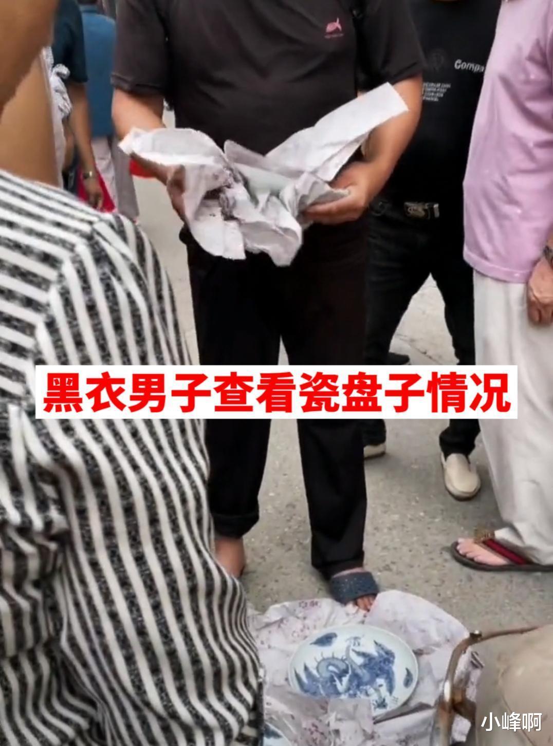 江西:男子抱瓷器与电动车相撞,瓷器损坏争执不下:真碰瓷?
