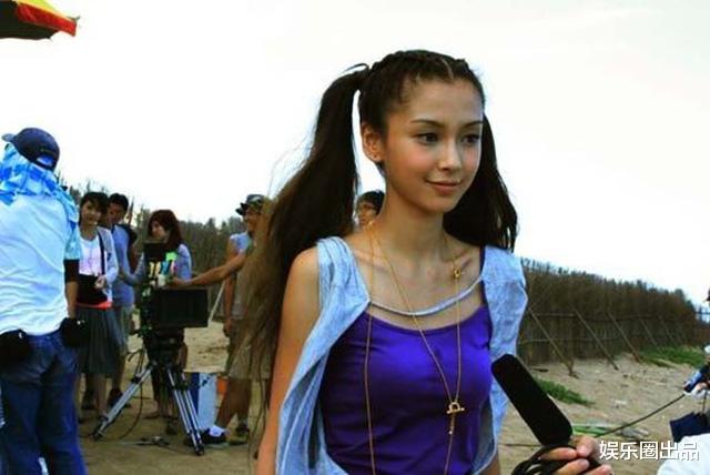 Angelababy|杨颖19岁工作照曝光,穿搭前卫身形饱满,坐在地上化妆平易近人