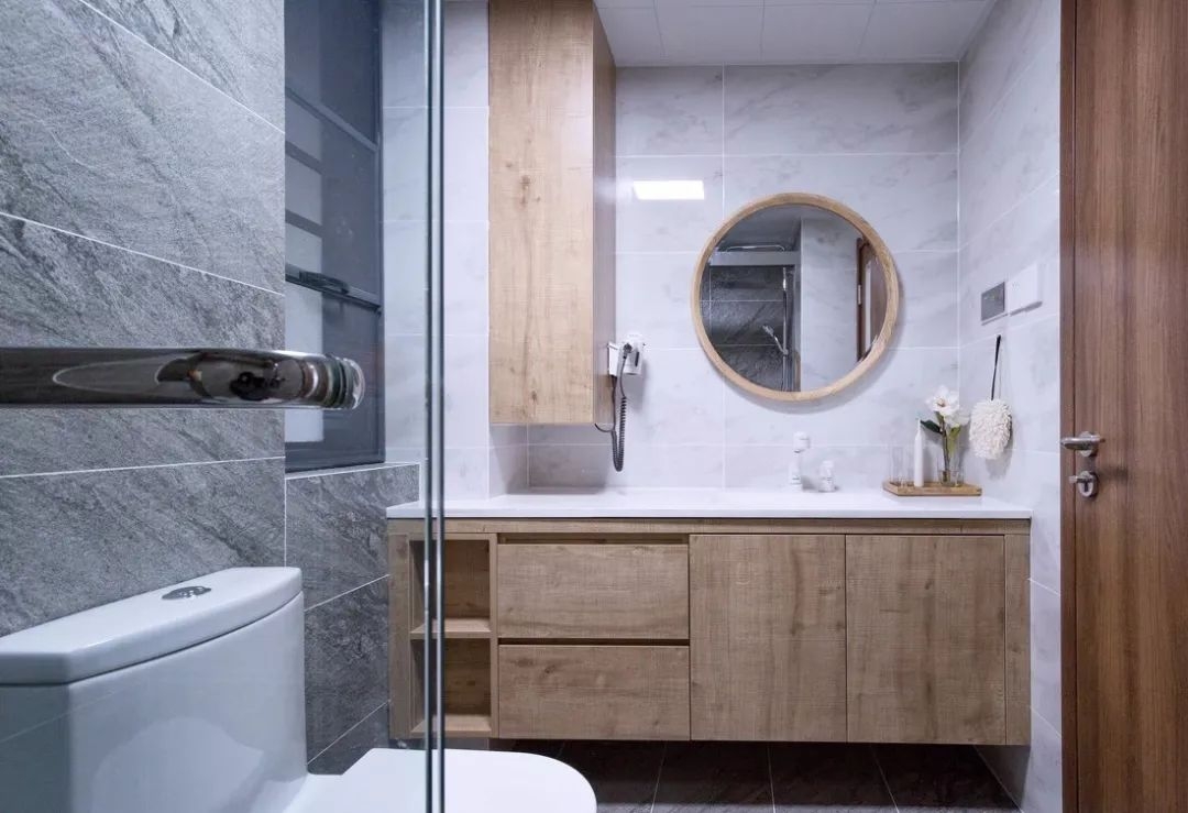 大白墙+不吊顶,头次见客厅把沙发半嵌入墙里,这设计我服!