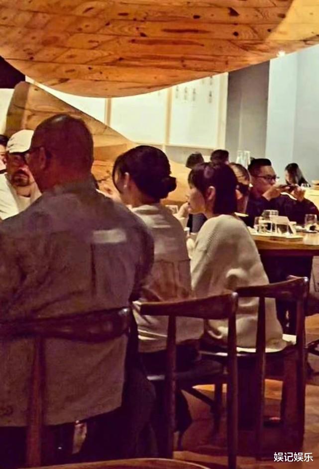 大S|大S具俊晔婚后首曝同框照，大S坐在老公身边显娇小，夫妻俩超甜蜜