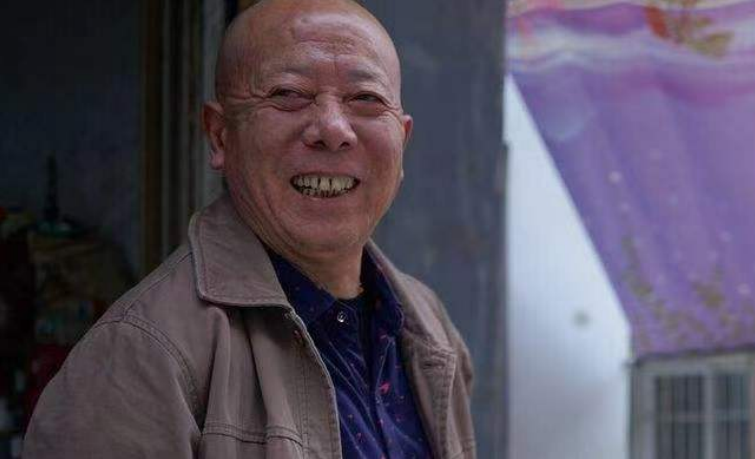 7旬单身老汉刚刚去世,竟遭亲戚吃绝户,为争财产众人大打出手
