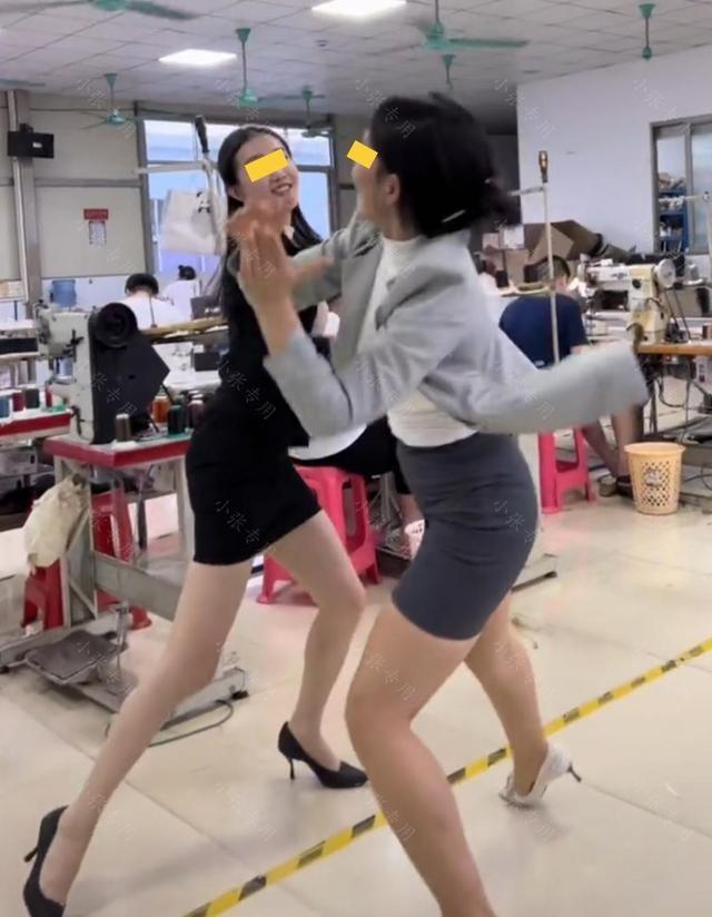 工厂里,2名女员工丝毫不顾他人眼光,一起穿短裙跳舞