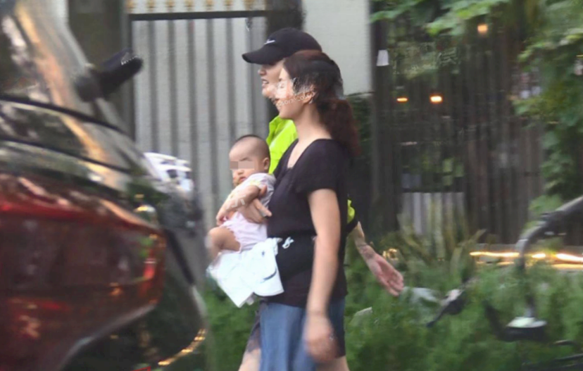 李亚鹏|李亚鹏娇妻生产后带娃外出，萌娃小脸肥嘟嘟很可爱，全程由外婆照看
