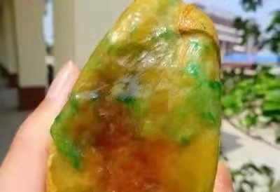 翡翠|800元买翡翠原石废料,居然给了一个漏洞,还赚了几万!