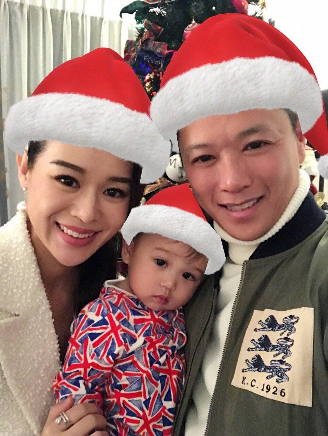 胡杏儿|胡杏儿晒全家福，连续多年在同一棵圣诞树前合影，三兄弟手牵手超有爱