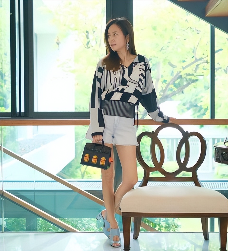 泰国华裔富婆和老公秀恩爱！穿裹身连衣裙像少女，比苏提达有气质