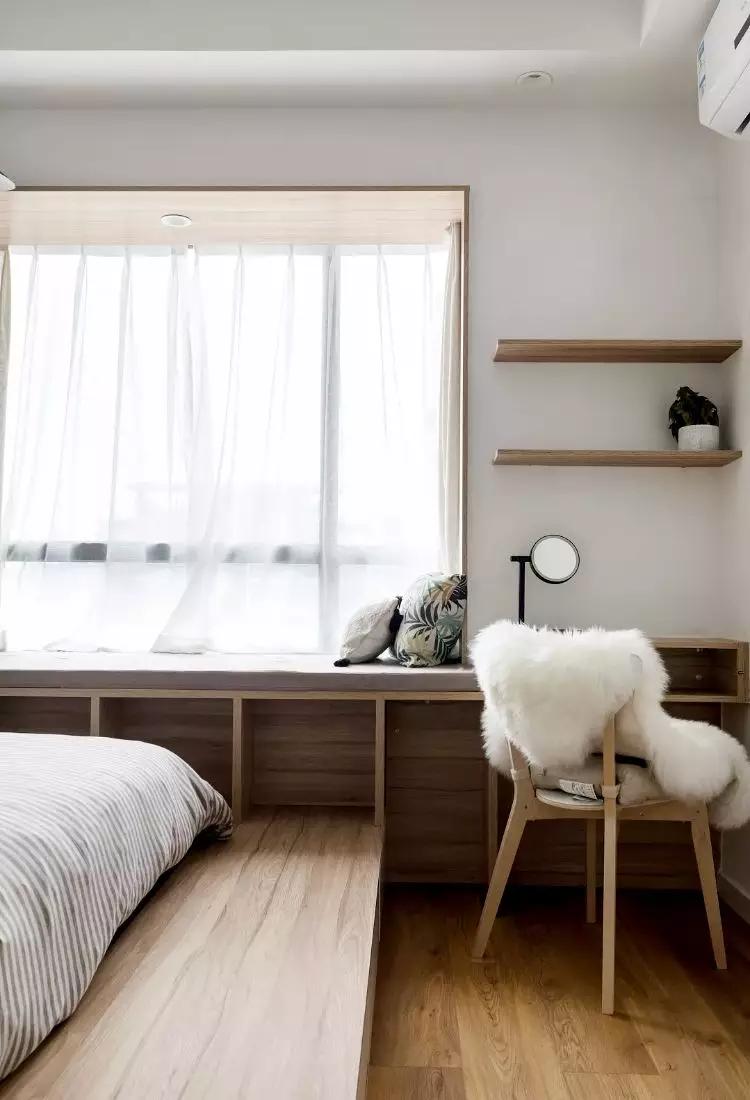 你家飘窗还在摆放无用的东西?这样设计,等于多出半个房间!