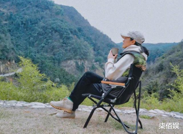 朱丹|朱丹晒露营照,与周一围夫妻相好浓,女儿戴眼镜老干部坐姿抢镜