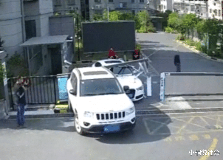 通勤成本太高!江苏一男子为上班连撞家里两台车,交警都还没到场