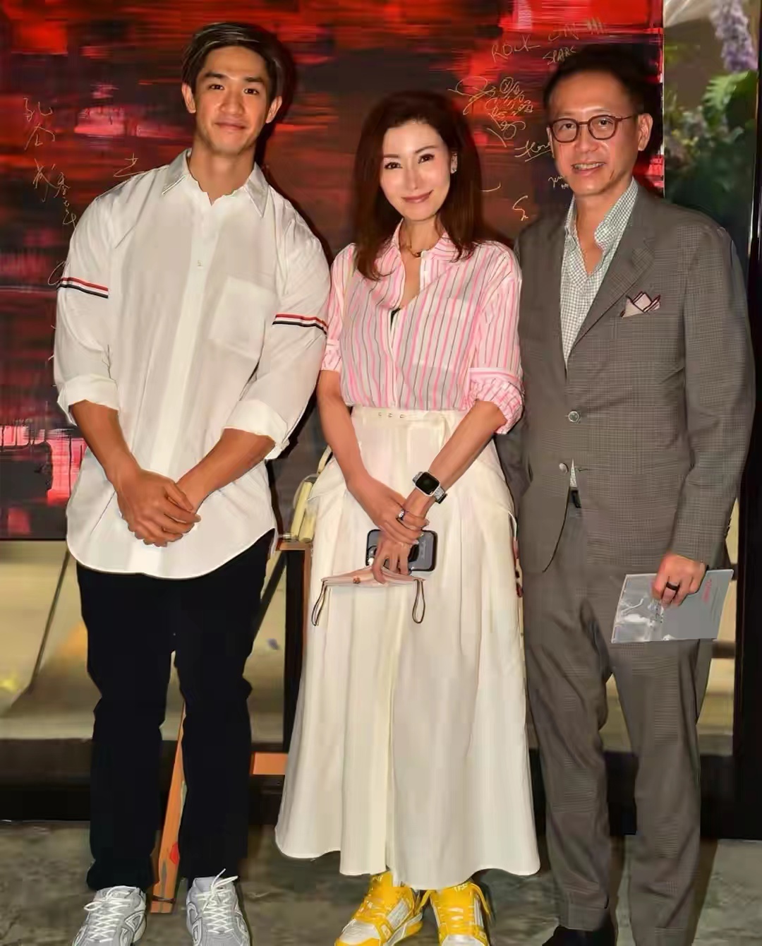 何超琼|何超琼与李嘉欣夫妇参加富二代画展！李嘉欣磨皮鼻孔快磨没太尴尬